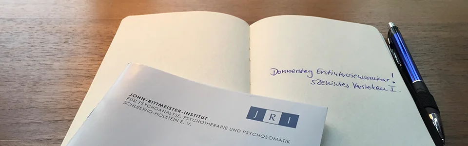Notizbuch mit Seminarnotizen und Programmheft des John-Rittmeister-Instituts